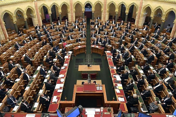 Megkapták jócskán emelt bérüket a képviselők - közben az egészségügyi szakdolgozóké csökkent