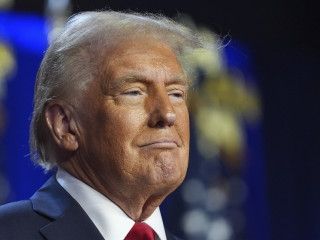 Donald Trump volt amerikai elnök, republikánus jelölt az amerikai elnökválasztás és kongresszusi választások utáni eredményvárón a floridai West Palm Beachben 2024. november 6-án hajnalban.