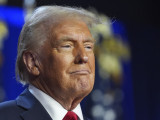 Donald Trump volt amerikai elnök, republikánus jelölt az amerikai elnökválasztás és kongresszusi választások utáni eredményvárón a floridai West Palm Beachben 2024. november 6-án hajnalban.