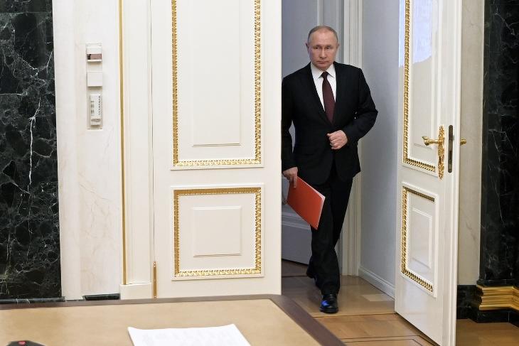 Vlagyimir Putyin Oroszország Biztonsági Tanácsának online ülésére érkezik a Kremlben Moszkvában 2022. február 25-én. EPA/ALEXEI NIKOLSKY / KREMLIN POOL / SPUTNIK