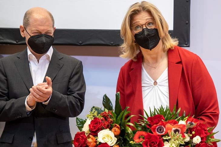 Olaf Scholz és Anke Rehlinger örül a berlini SPD-központban 2022. március 28-án. Fotó: EPA/ANDREAS GORA / POOL