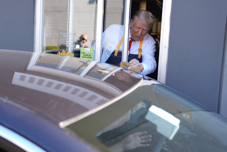 Donald Trump volt amerikai elnök, republikánus párti elnökjelölt egy autós McDonald's gyorsétteremben szolgálja ki a vevőket a Pennsylvania állambeli Feasterville-Trevose-ben tett látogatása közben 2024. október 20-án. Az elnökválasztást november 5-én rendezik az Egyesült Államokban.
