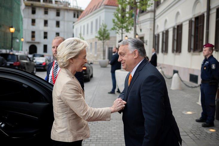 Most jóban kell lenni. Orbán Viktor miniszterelnök köszönti Ursula von der Leyent, az Európai Bizottság elnökét a Karmelita kolostor előtt 2022. május 9-én. Fotó: MTI/Miniszterelnöki Sajtóiroda/Benko Vivien Cher