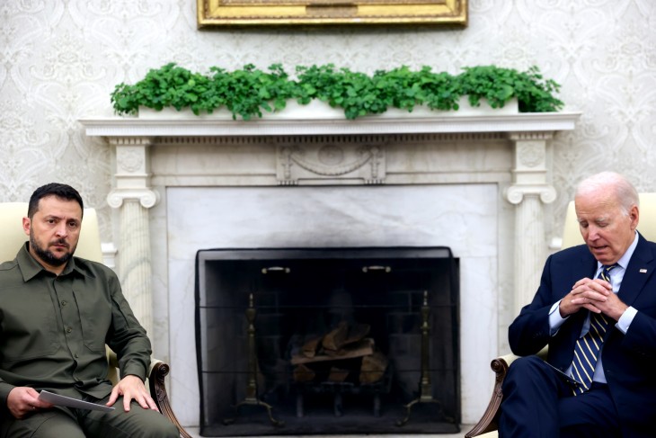 Egyre nyugtalanabb a Nyugat.  Volodimir Zelenszkij ukrán elnök és Joe Biden amerikai elnök találkozója a Fehér Házban Washingtonban 2023. szeptember 21-én. Fotó: EPA/JULIA NIKHINSON