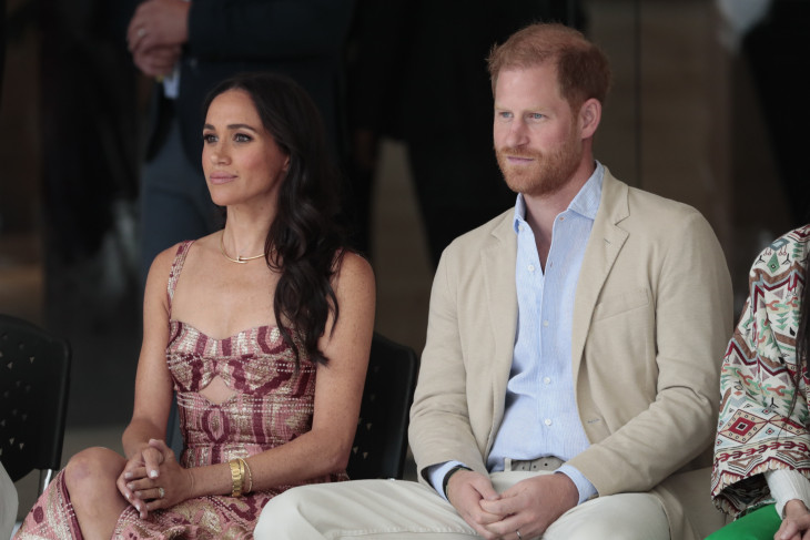 Harry sussexi herceg, III. Károly brit király másodszülött fia és felesége, Meghan sussexi hercegné a Bogotában rendezett fogadási ünnepségen 2024. augusztus 15-én