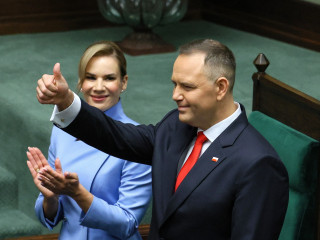 Karol Nawrocki megválasztott lengyel elnök a felesége, Marta Nawrocka mellett a hivatali eskütételén a varsói parlamentben 2025. augusztus 6-án. 