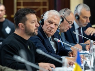 Volodimir Zelenszkij ukrán elnök  és Josep Borrell, az EU kül- és biztonságpolitikai főképviselője az uniós tagországok külügyminisztereinek informális tanácskozásán Kijevben 2023. október 2-án. Fotó:  EPA/Johanna Leguerre
