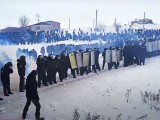 Tüntetők és az orosz rendőrség összecsapása Bajmakban, az uráli Baskírföldön 2024. január 17-én. Fotó: YouTube/RusNews 