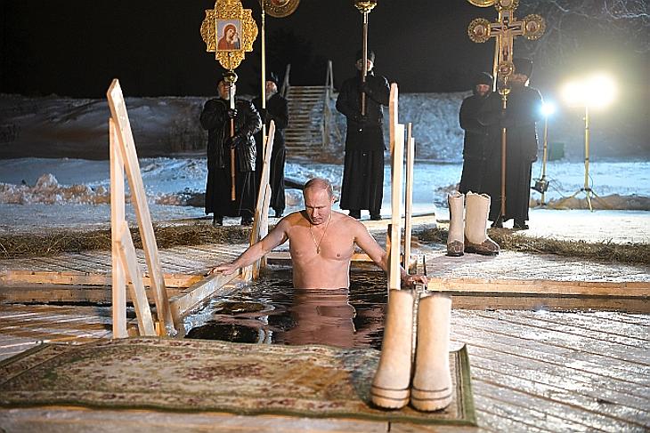 A félmeztelen Putyin egészen különleges rituáléban vett részt