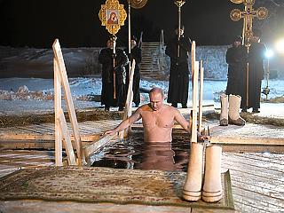 A félmeztelen Putyin egészen különleges rituáléban vett részt