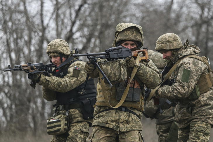 Az ukrán katonák Zaporizzsja környékén is igyekeznek ellenállni.  Fotó: MTI/AP/Katerina Klocsko