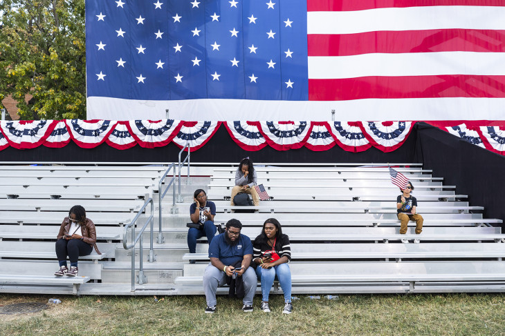 Eltűnt a demokraták hagyományos szavazóbázisa? Támogatók egy tribünön, miután Kamala Harris  elmondta az előző napi amerikai elnökválasztáson elszenvedett vereségét elismerő beszédét 2024. november 6-án 