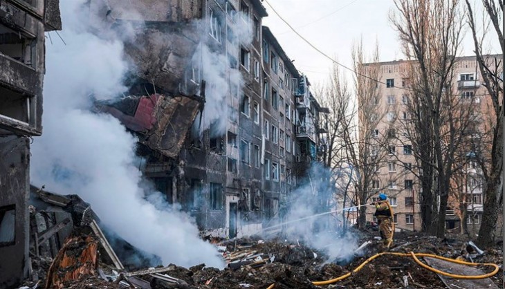 Az ukrán országos rendőrség által közreadott képen a kelet-ukrajnai Donyecki területen fekvő Szelidove egyik lakóházának romos épülete, amelyet orosz rakétatalálat ért 2024. február 14-én. Ukrán források szerint három ember, köztük egy gyermek életét vesztette. Fotó: MTI/EPA/Ukrán országos rendőrség
