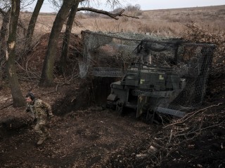 Ukrán katona harc közben a donyecki régióban 2023. november 4-én. Fotó: EPA/Oleg Petrasyuk 
