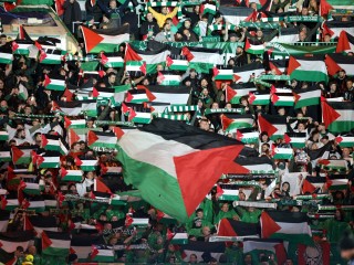 Celtic szurkolók palesztin zászlókkal a Celtic Glasgow - Atletico Madrid BL-mérkőzésen Glasgowban 2023. október 25-én. Fotó: EPA/ROBERT PERRY 