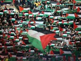 Celtic szurkolók palesztin zászlókkal a Celtic Glasgow - Atletico Madrid BL-mérkőzésen Glasgowban 2023. október 25-én. Fotó: EPA/ROBERT PERRY 