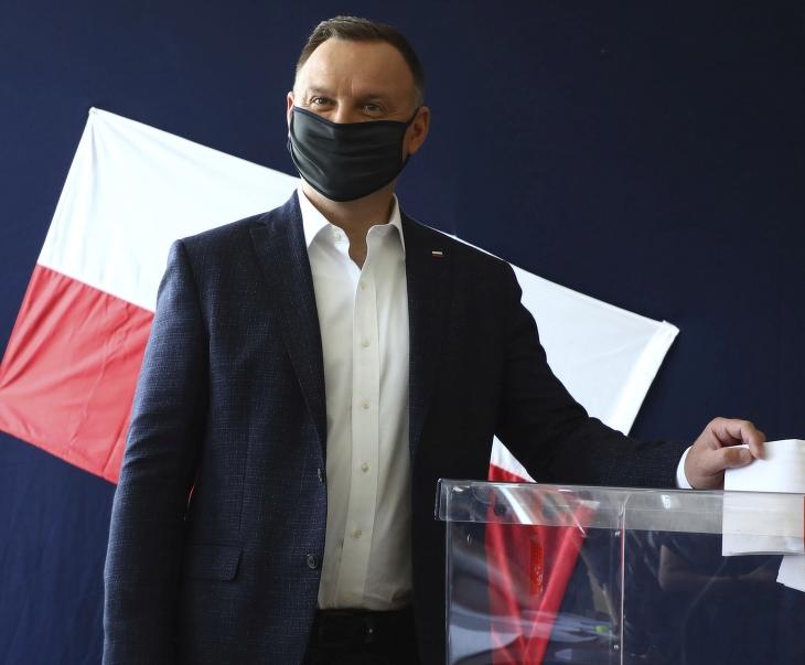 2020-ban még maszkot kellett viselnie Andrzej Duda lengyel államfőnek, de azóta sokat változott a helyzet - a Pfizer-vakcinát akármilyen feltételekkel már nem vennék meg. Fotó: MTI/AP/Beata Zawrzal 