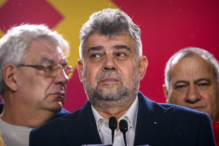 Marcel Ciolacu román miniszterelnök, a kormányzó Szociáldemokrata Párt (PSD) leköszönő elnöke nyilatkozik a romániai parlamenti választások estéjén Bukarestben 2024. december 1-jén