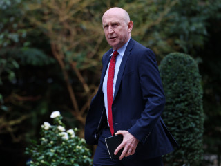 Áll a bál Londonban: lemondott a brit védelmi miniszter