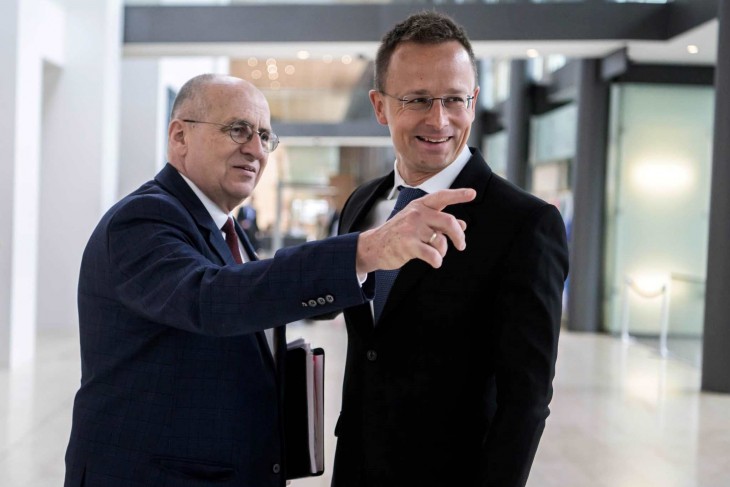 Zbigniew Rau lengyel külügyminiszter és Szijjártó Péter Brüsszelben 2023. április 24-én. Fotó: Facebook/Szijjártó Péter