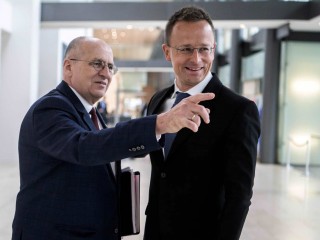 Zbigniew Rau lengyel külügyminiszter és Szijjártó Péter Brüsszelben 2023. április 24-én. Fotó: Facebook/Szijjártó Péter
