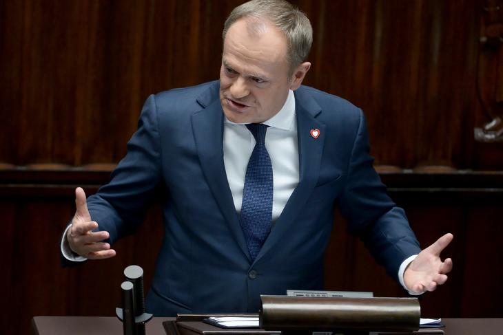 Donald Tusk lengyel kormányfő magyarázza az eredményt