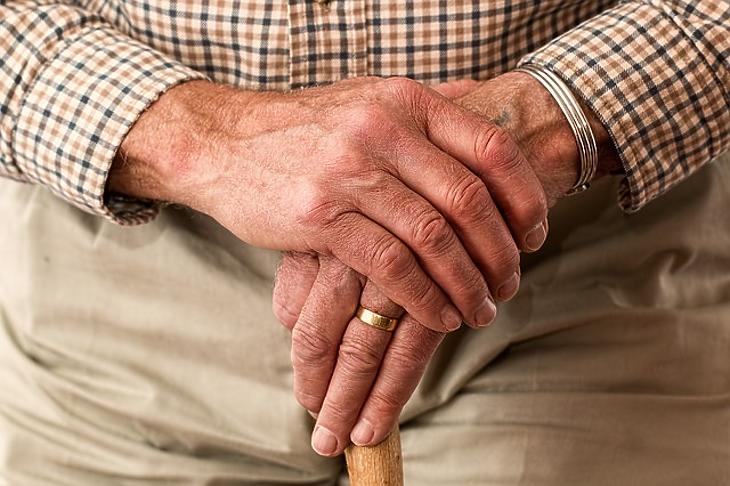 Nem elég a nyugdíj: utcára vonultak a nyugdíjasok