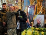 A 21 éves Danilo Deniszevicset gyászolják szülei Kijevben 2023. május 9-én. A fiatal filmes a Bahmutnál folyó harcokban vesztette életét. Fotó: EPA/SERGEY DOLZHENKO 