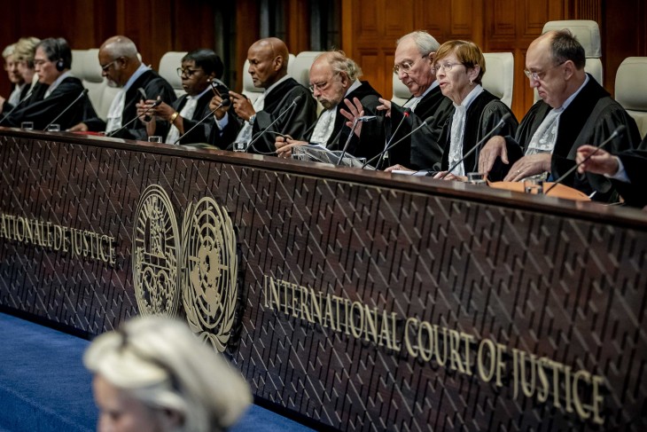 A Nemzetközi Bíróság tagjai az izraeli népirtási per meghallgatásán Hágában 2024. január 11-én. Jobbról a második Joan Donoghue, az ICJ elnöke. Fotó: EPA/REMKO DE WAAL 