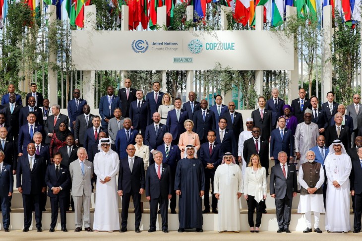 Állam- és kormányfők csoportképe a dubaji klímacsúcson. Fotó: MTI/EPA/ENSZ sajtóhivatala/Mahmúd Háled