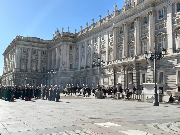  A madridi királyi palota, a Palacio Real de Madrid kívülről is impozáns - főleg, ha elkapjuk a díszes őrségváltást