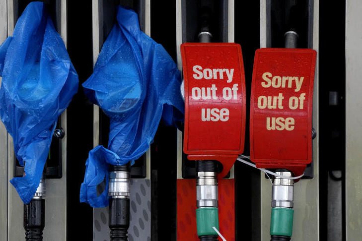 Az átmeneti üzemanyaghiány is károkat okozott. Fotó: MTI/AP/Frank Augstein