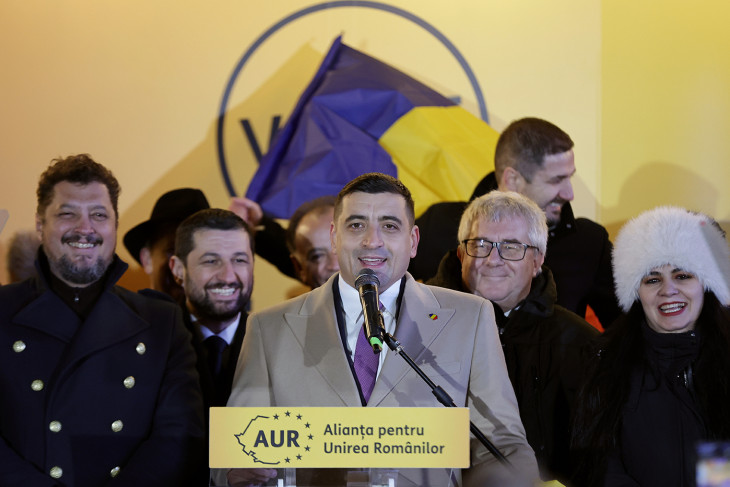 George Simion, a Szövetség a Románok Egyesüléséért (AUR) elnöke a sajtó képviselőinek nyilatkozik a romániai parlamenti választások estéjén Bukarestben 2024. december 1-jén