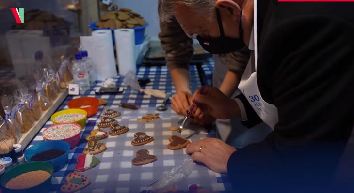 Videó: Orbán Viktor bedobott egy húszezrest a perselybe