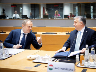 A Miniszterelnöki Sajtóiroda által közreadott képen Orbán Viktor kormányfő (j) Donald Tusk lengyel miniszterelnök társaságában az Európai Unió állam- és kormányfői találkozójának második napján Brüsszelben 2024. március 22-én.