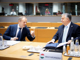 A Miniszterelnöki Sajtóiroda által közreadott képen Orbán Viktor kormányfő (j) Donald Tusk lengyel miniszterelnök társaságában az Európai Unió állam- és kormányfői találkozójának második napján Brüsszelben 2024. március 22-én.