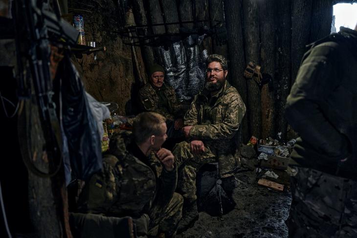 Ukrán katonák pihennek szálláshelyükön a donyecki régióban fekvő, ostromgyűrűben lévő Bahmutban 2023. április 23-án. Bahmutot az ukrán védelmi erők tartják ellenőrzésük alatt, birtoklásáért több mint hat hónapja heves harcok folynak. Fotó: MTI/AP 