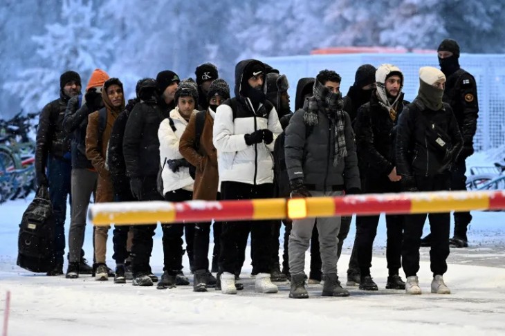 A finn határnár a zord időjárás ellenére is sokan várakoznak a bejutásra