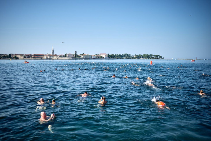 A poreci átúszáson nincs akkora tömeg, mint a balatoninál, viszont rengeteg a magyar. A háttérben Porec óvárosa