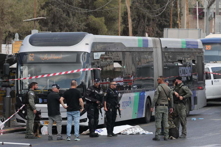 025. szeptember 8. Izraeli rendőrök az egyik áldozat letakart holtteste mellett, miután két terrorista lövésekkel autóbuszok utasaira támadt Jeruzsálem Ramot nevű lakónegyedében 2025. szeptember 8-án. A fegyveres támadásban legkevesebb négy ember életét vesztette, több mint tízen megsebesültek. A merénylőket a helyszínen agyonlőtték. 