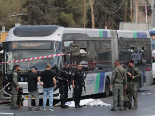 Buszok utasaira támadtak terroristák Jeruzsálemben, halottak is vannak  