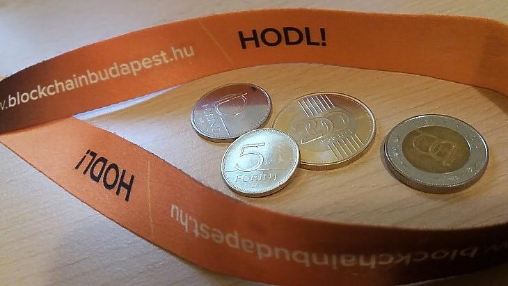 “HODL”. A hosszú távú bitcoin-befektetők jelmondatát hímezték egy magyar konferencia belépőjének szalagjára is.