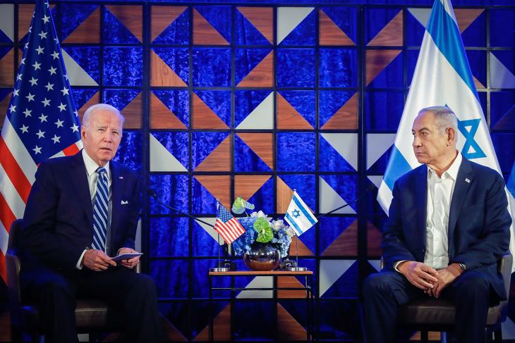 Joe Biden és Benjámin Netanjahu Tel-Avivban 2023. október 18-án - már Amerika is visszafogná Izraelt? Fotó: EPA/MIRIAM ALSTER