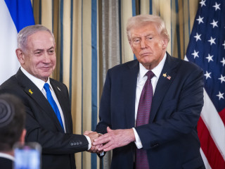 Benjámin Netanjahu izraeli miniszterelnök (b) és Donald Trump amerikai elnök kezet fog a megbeszélésüket követő sajtóértekezleten a washingtoni Fehér Házban 2025. szeptember 29-én