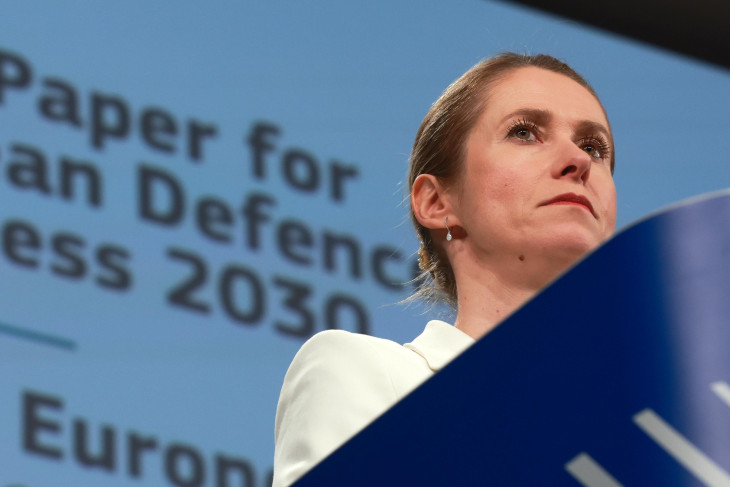 Kaja Kallas ismerteti a bizottságnak az európai védelemmel kapcsolatos Fehér Könyvét Brüsszelben 2025. március 19-én