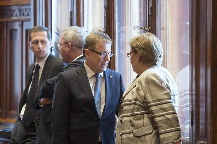 Orbán Viktor nem avatkozik bele a gazdasági csúcsvezetők vitájába - Videó