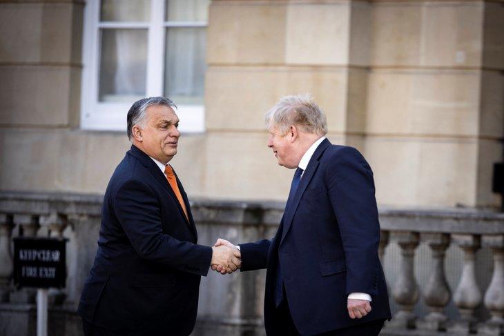 Orbán Viktort fogadja Boris Johnson a londoni Lancaster House előtt 2022. március 8-án. MTI/Miniszterelnöki Sajtóiroda/Fischer Zoltán