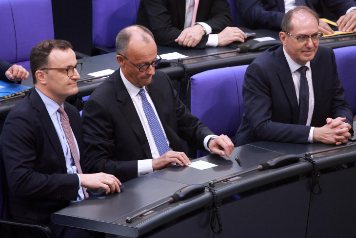 Friedrich Merz (középen) láthatóan megrendülten fogadta a délelőtti bukást   