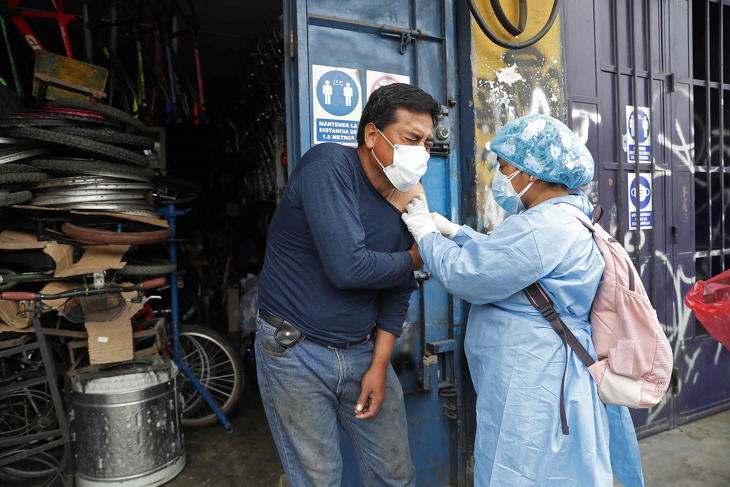 A koronavírus elleni oltást adják be egy férfinak Limában 2021. december 20-án. (Fotó: MTI/EPA/EFE/Paolo Aguilar)