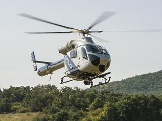 Helikopterrel irtják a parlagfüvet 
